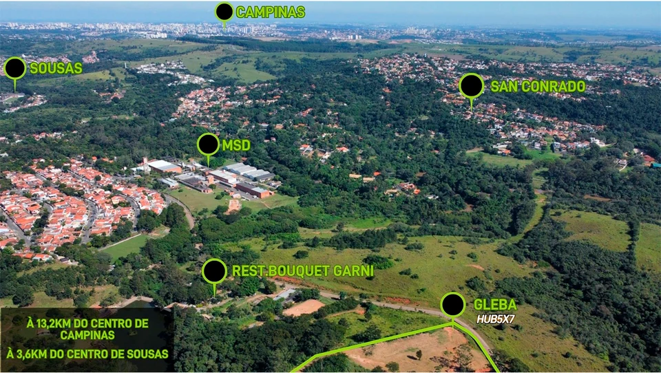 Foto aérea da região de Sousas com marcadores sobre a gleba do Hub 5x7, o Restaurante Bouquet Garni, a MSD, o bairro San Conrado, o centro de Sousas e Campinas ao fundo. Legenda: a 13,2 km do centro de Campinas e a 3,6 km do centro de Sousas.